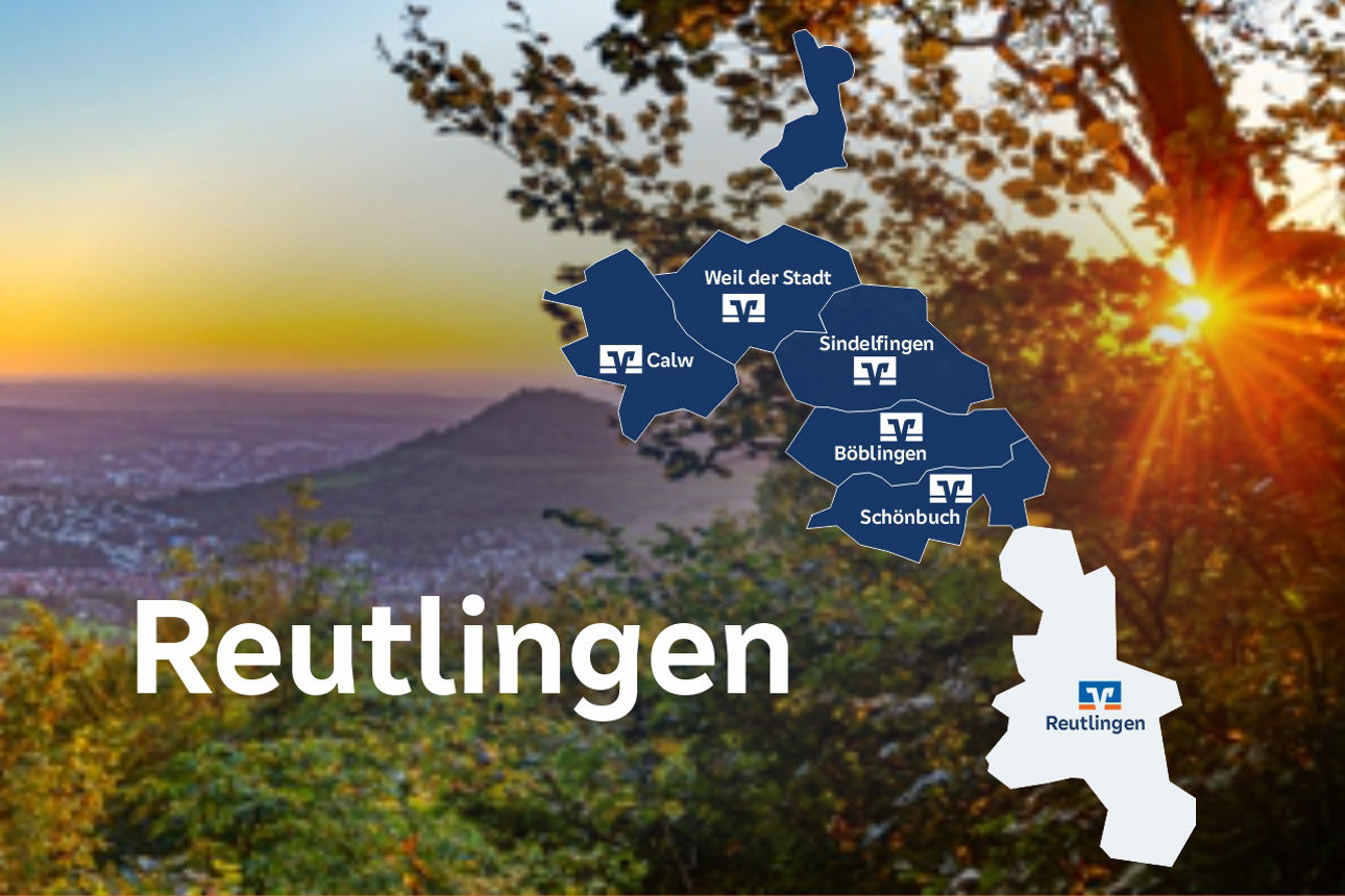 Sonnenuntergang über Reutlingen mit Blick ins Tal und eingeblendeter Karte der Volksbank-Regionen.