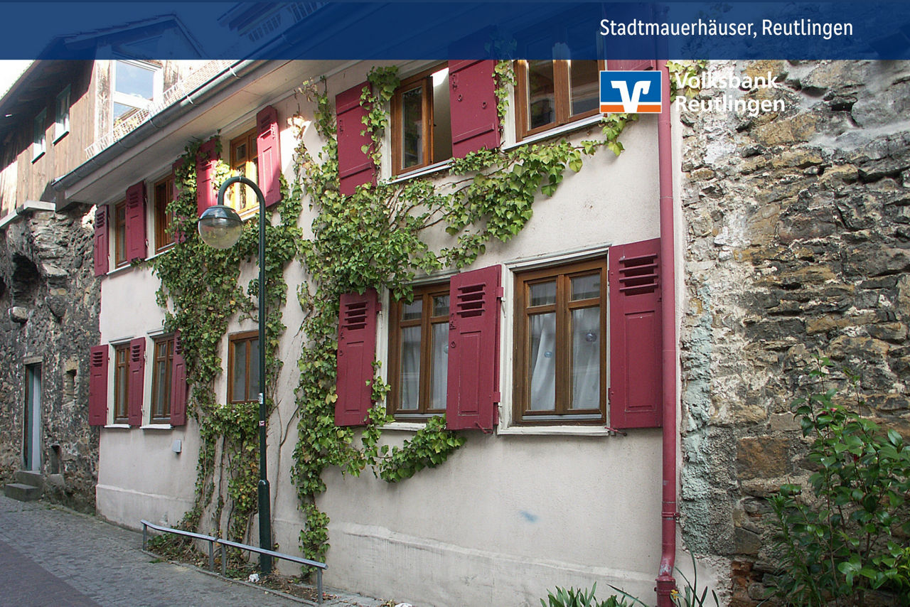 Stadtmauerhäuser mit Efeu bewachsen in Reutlingen.
