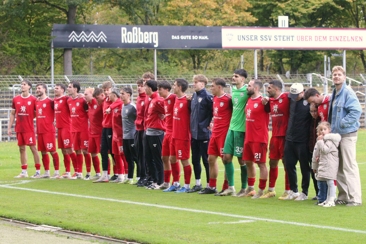 Spieler des SSV Reutlingen in einer Reihe.