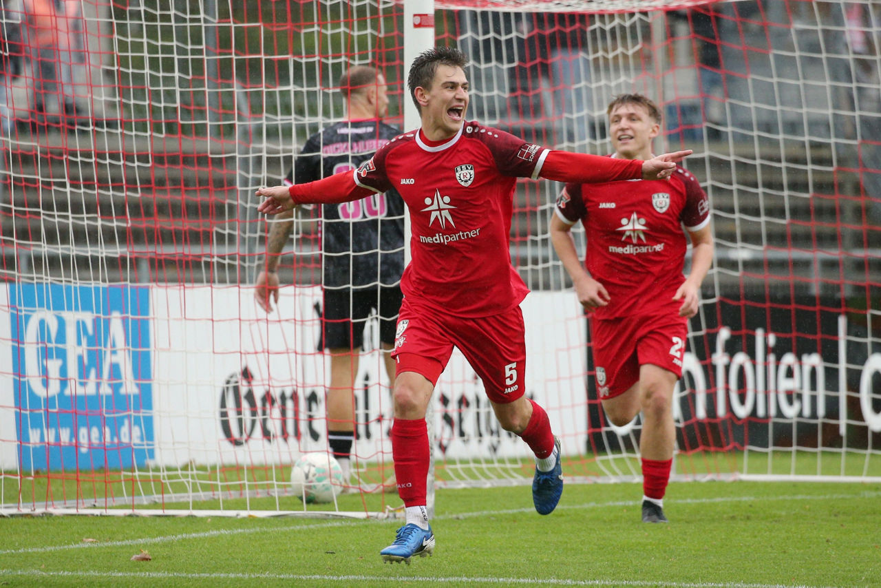 Jubelnder Spieler des SSV Reutlingen