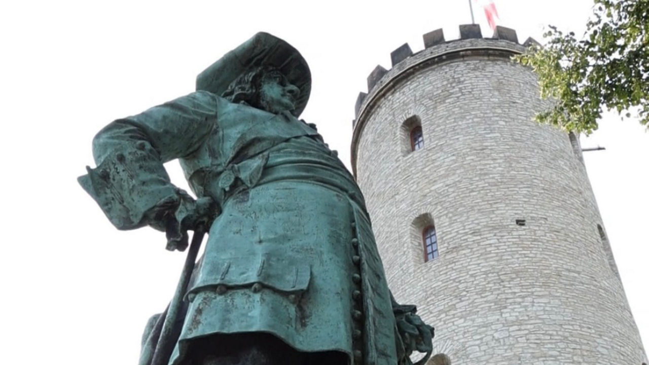 Statue vor der Sparrenburg Bielefeld