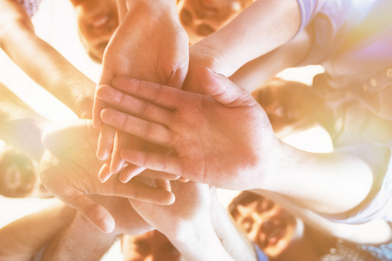 Hände, die übereinander gefaltet sind