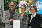 Rolf und Margit Knoblauch mit der Stiftungsurkunde, überreicht durch Gisela Eggensberger (Vorstand der Volksbank-Stiftung Ulm