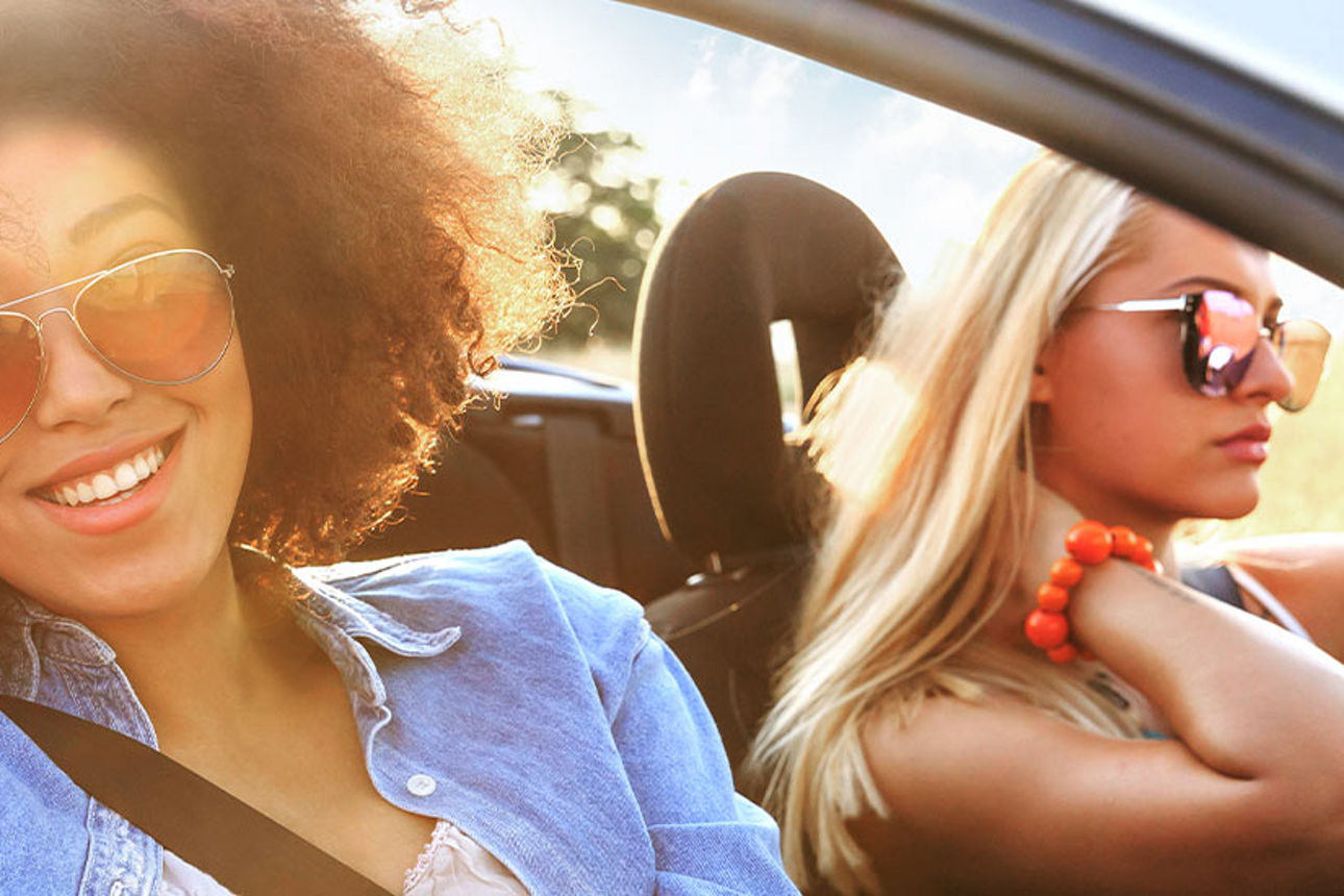 Zwei Frauen in einem Cabrio