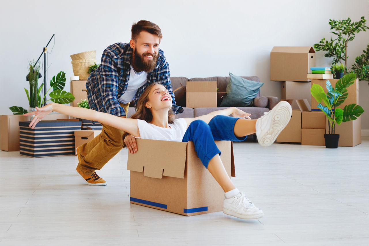 Glückliches Paar in der neuen Wohnung mit Volltilgerdarlehen