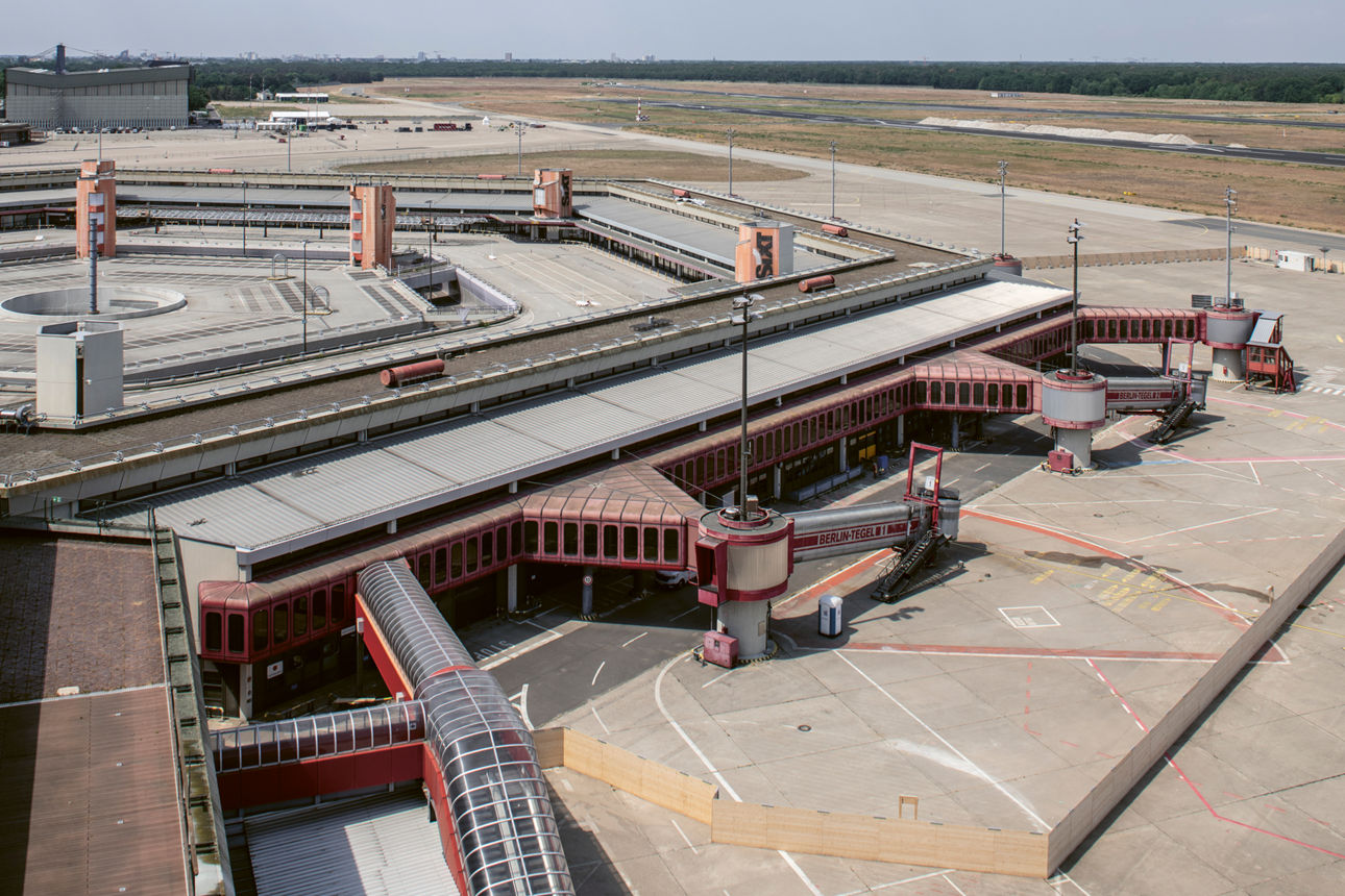 Berlin TXL ist startklar: vom Flughafen zum Modellquartier Luftbildaufnahme von einem Teil des Tegeler Flughafens