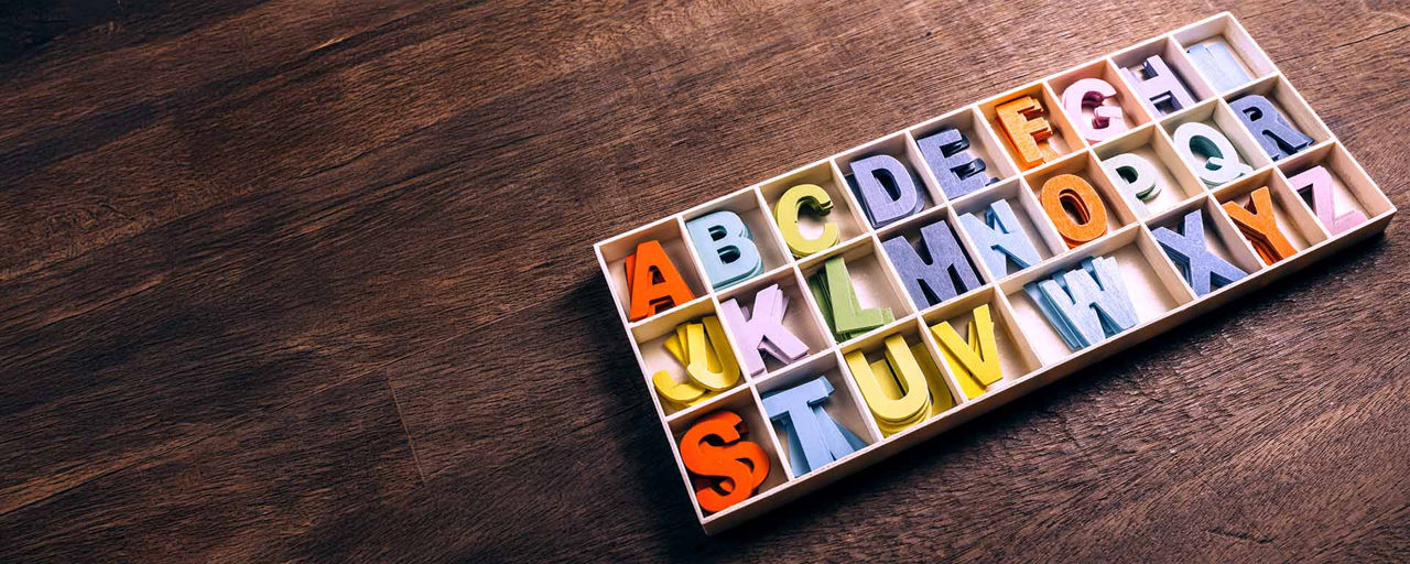 Setzkasten mit Holzbuchstaben