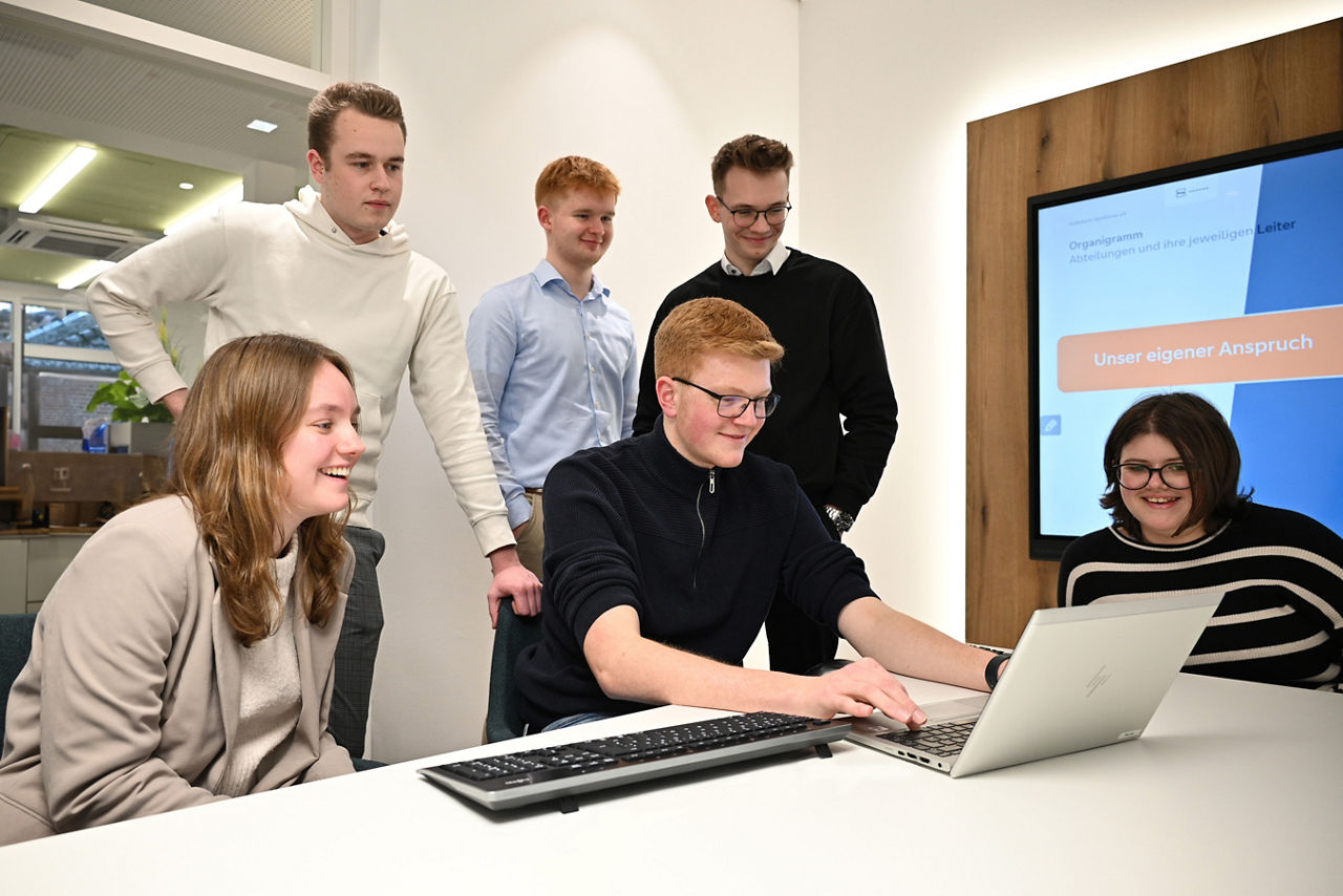sechs junge Menschen mit einem Laptop 