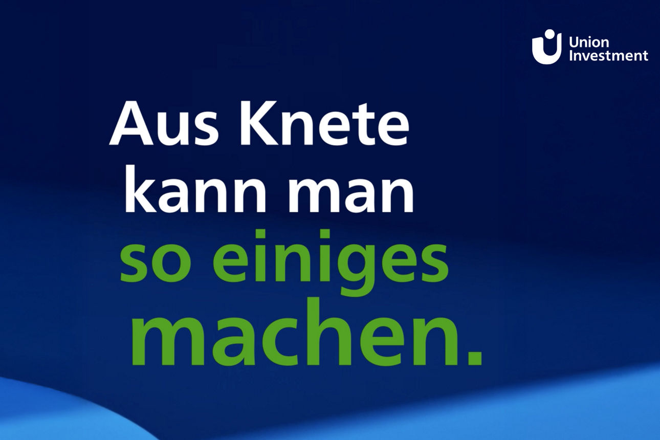 Dunkelblauer Hintergrund mit der Aufschrift: Aus Knete kann man so einiges machen