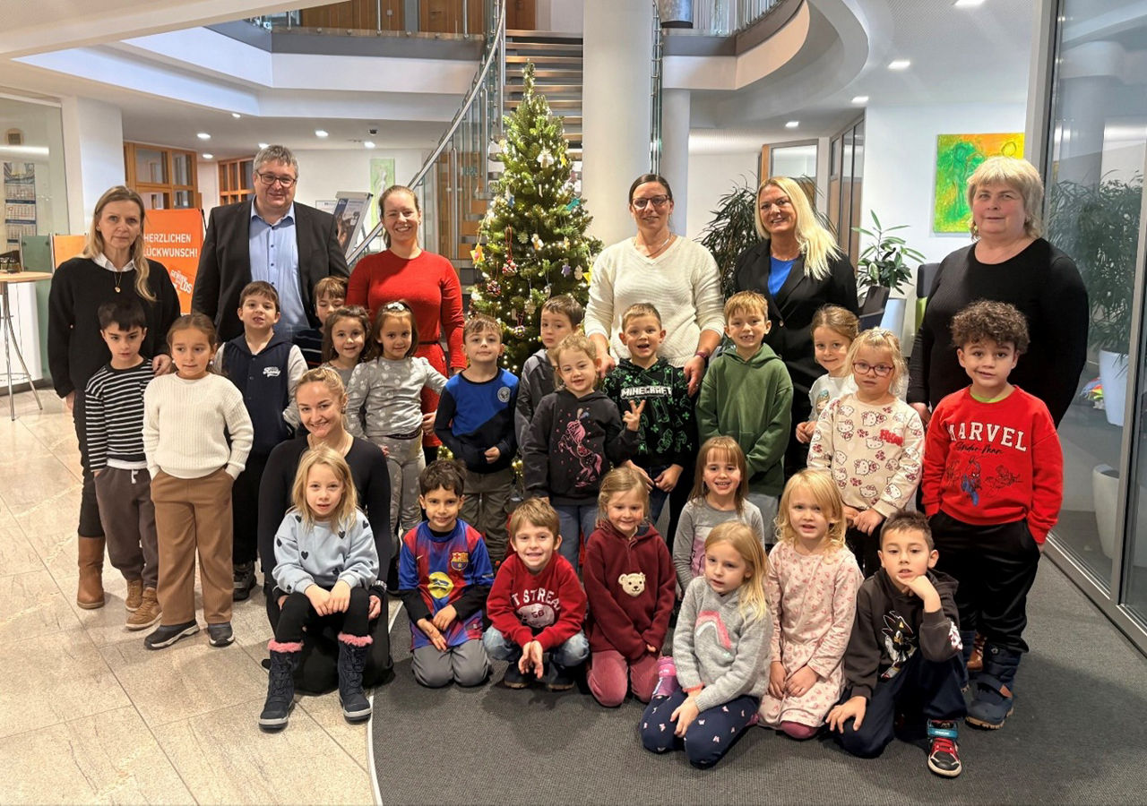 Vorschulkinder schmücken den Weihnachtsbaum in der Raiba Ichenhausen