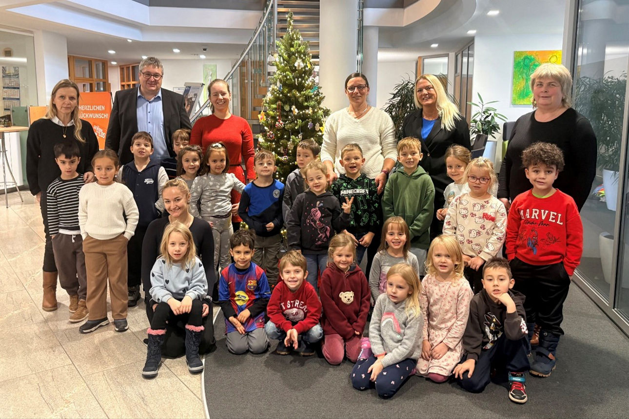Vorschulkinder schmücken den Weihnachtsbaum in der Raiba Ichenhausen