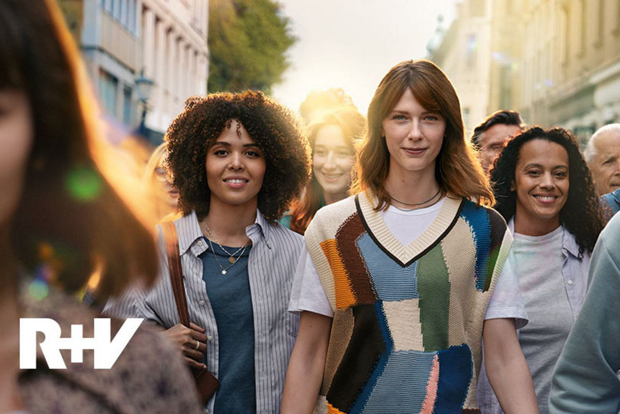 Zwei Junge Frauen schauen dir in die Augen