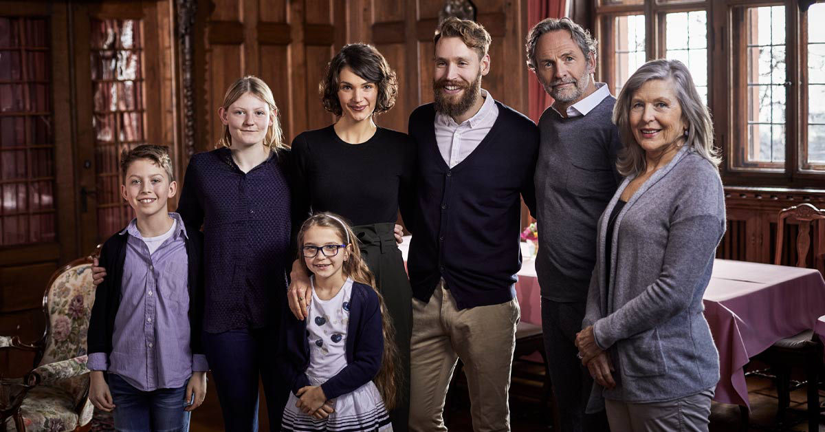 Familie aus mehreren Generationen blickt in die Kamera