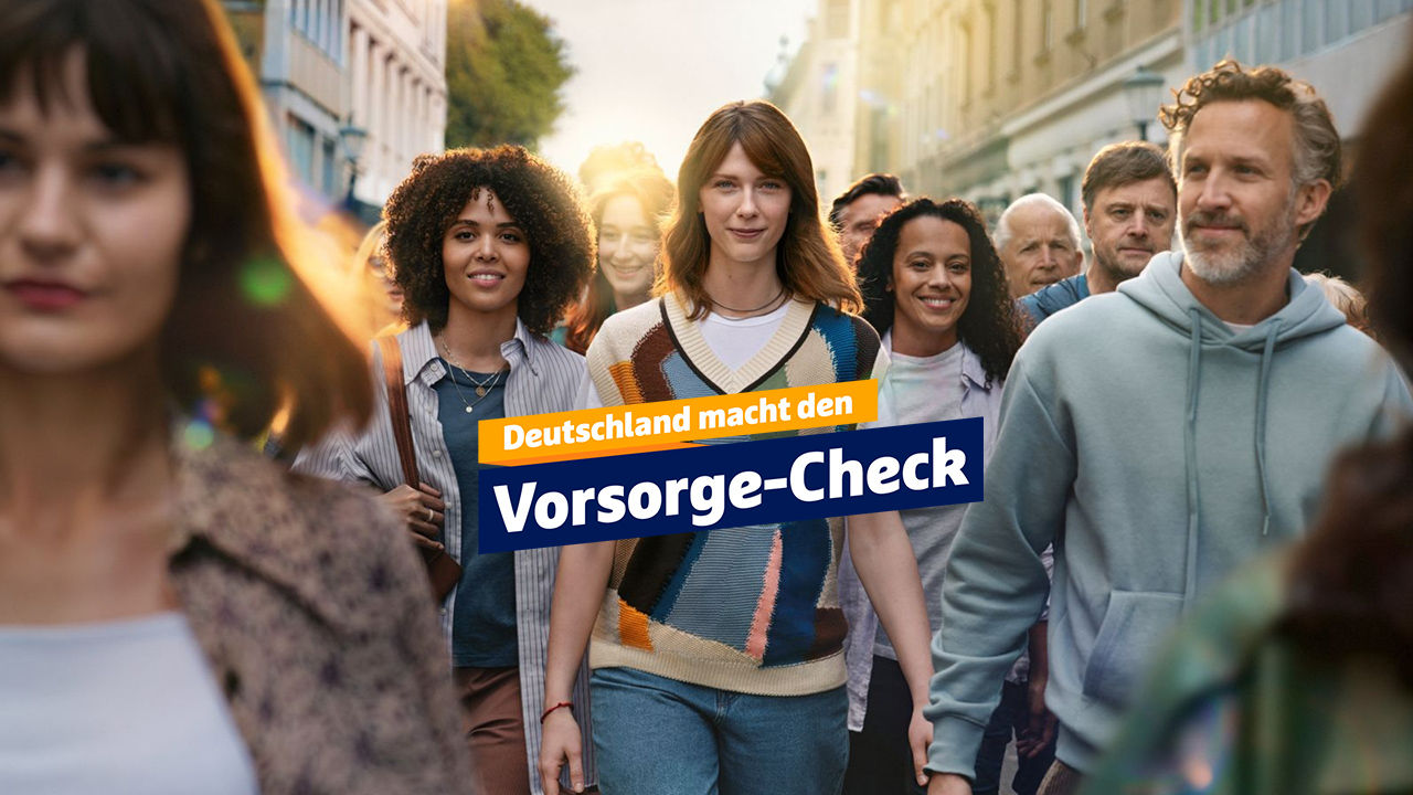 Eine junge Frau geht in der Meschenmenge und lächelt 