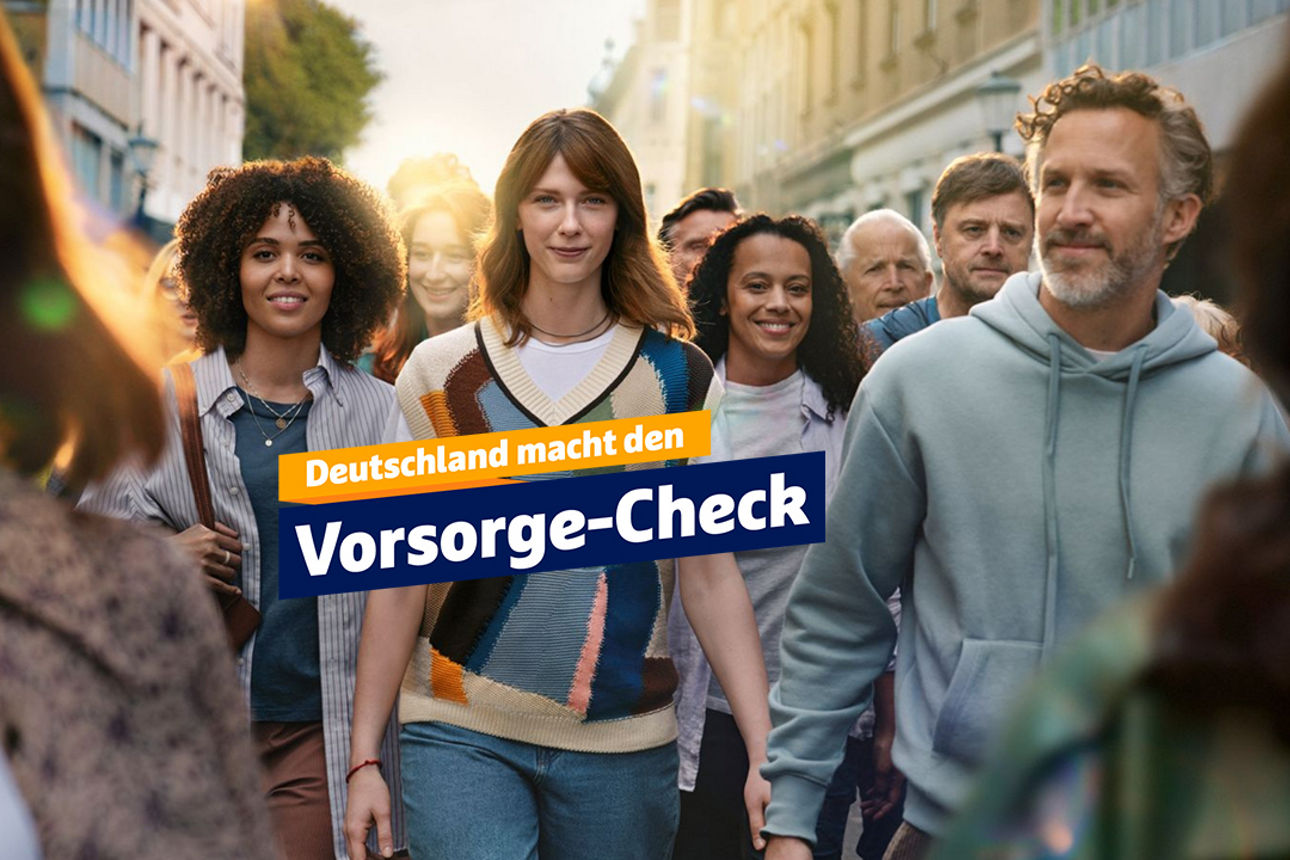 Eine junge Frau geht in der Meschenmenge und lächelt 