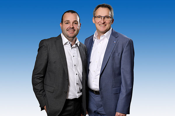 2 Männer in Gesellschaftskleidung