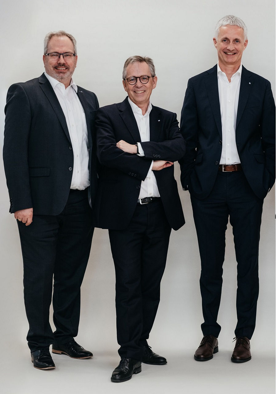 von links: Vorstand der Volksbank Erft eG  Jörg Holz, Volker Leisten (Vorstandsvorsitzender), Patrick Grosche