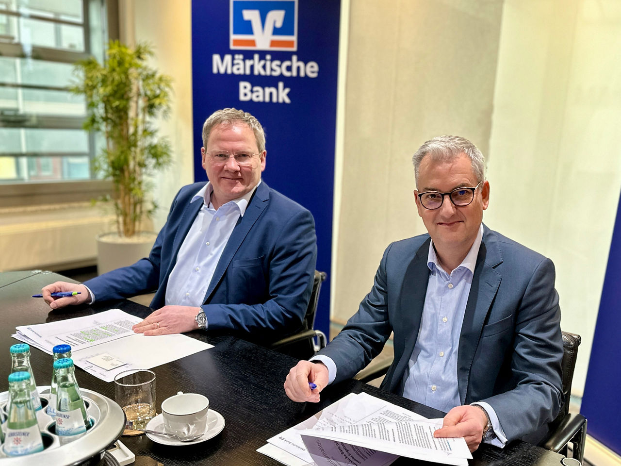 Achim Hahn und Artur Merz - Vorstand der Märkischen Bank - bei der Bilanzpressekonferenz 2025