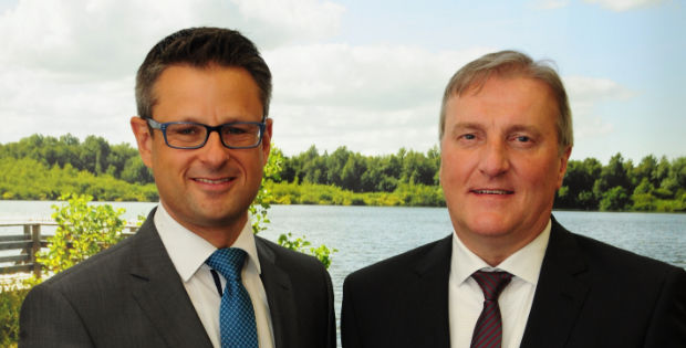 zwei verkleidete Büromänner mit Landschaftshintergrund