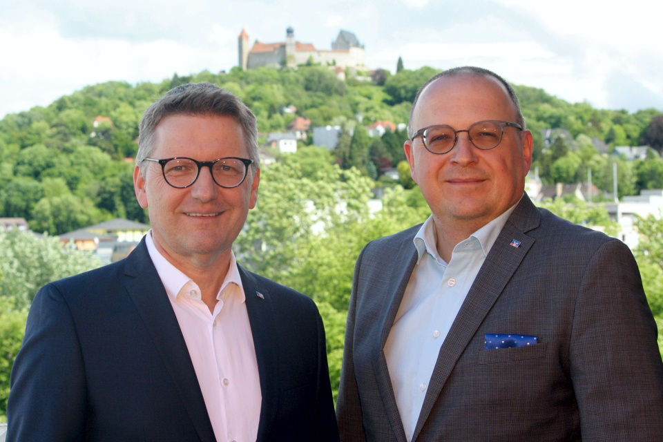 Norbert Schug und Matthias Herpich mit der Veste Coburg im Hintergrund