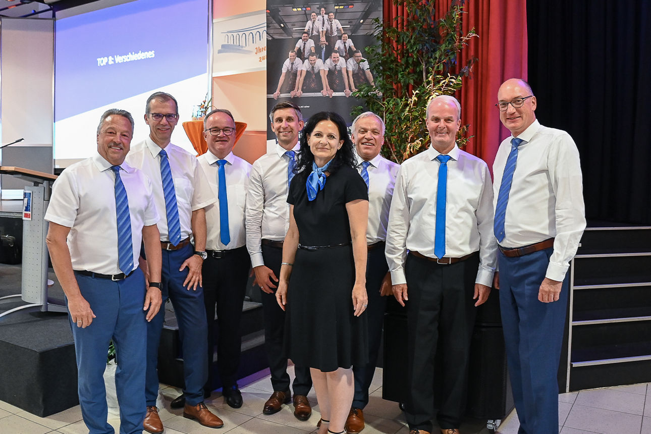 Gruppenfoto: Vorstand und Aufsichtsrat der Raiffeisenbank Neustadt, bestehend aus sieben Herren und einer Dame