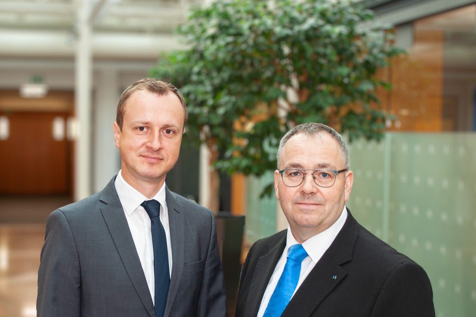 Die Vorstände der Raiffeisen-Volksbank Haßberge eG, Stephan Merz und Christian Schwab
