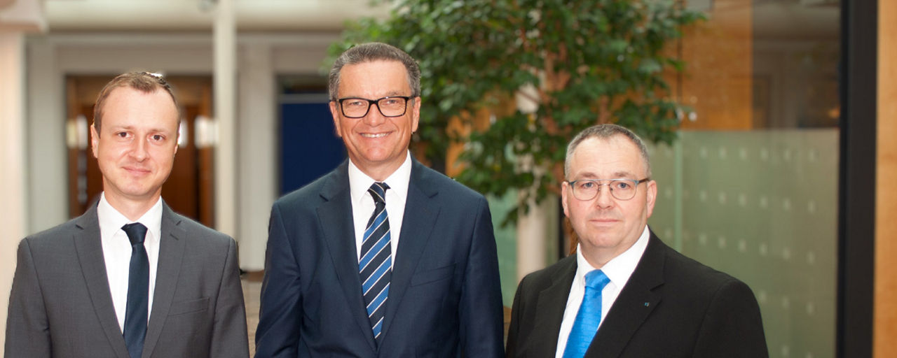 Der scheidende Vorstand Reinhold Nastvogel mit seinem Nachfolger Stephan Merz sowie Bankvorstand Christian Schwab