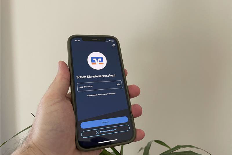 Hand mit Smartphone in der Hand