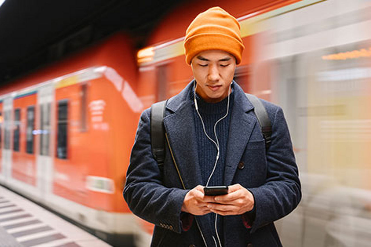  Mann in der U-Bahn Sation mit Smartphone nutzt die VR Banking App