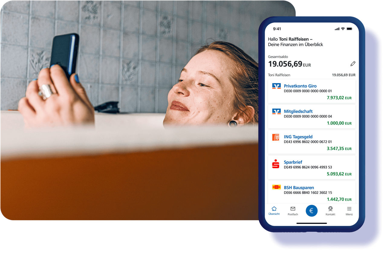Eine Frau liegt entspannt in der Badewanne und schaut auf ihr Handy mit der VR Banking App