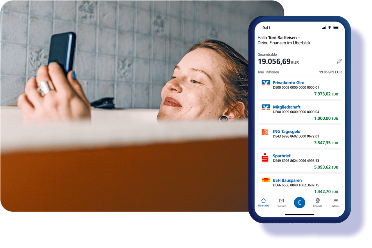 Eine junge Dame liegt in der Badewanne und hat ein Smartphone in der Hand