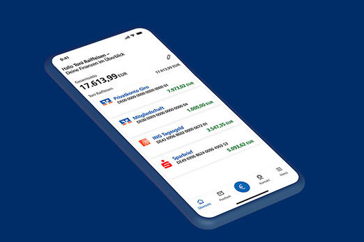 Schräg liegendes Smartphone zeigt eine Banking-App mit Kontostand und mehreren Buchungen auf blauem Hintergrund.
