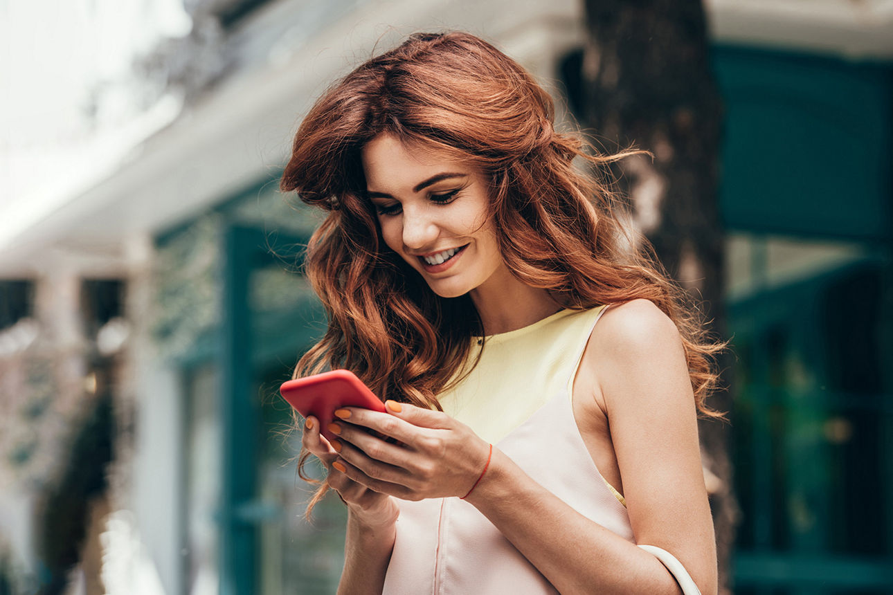 Junge Frau mit Smartphone in der Hand