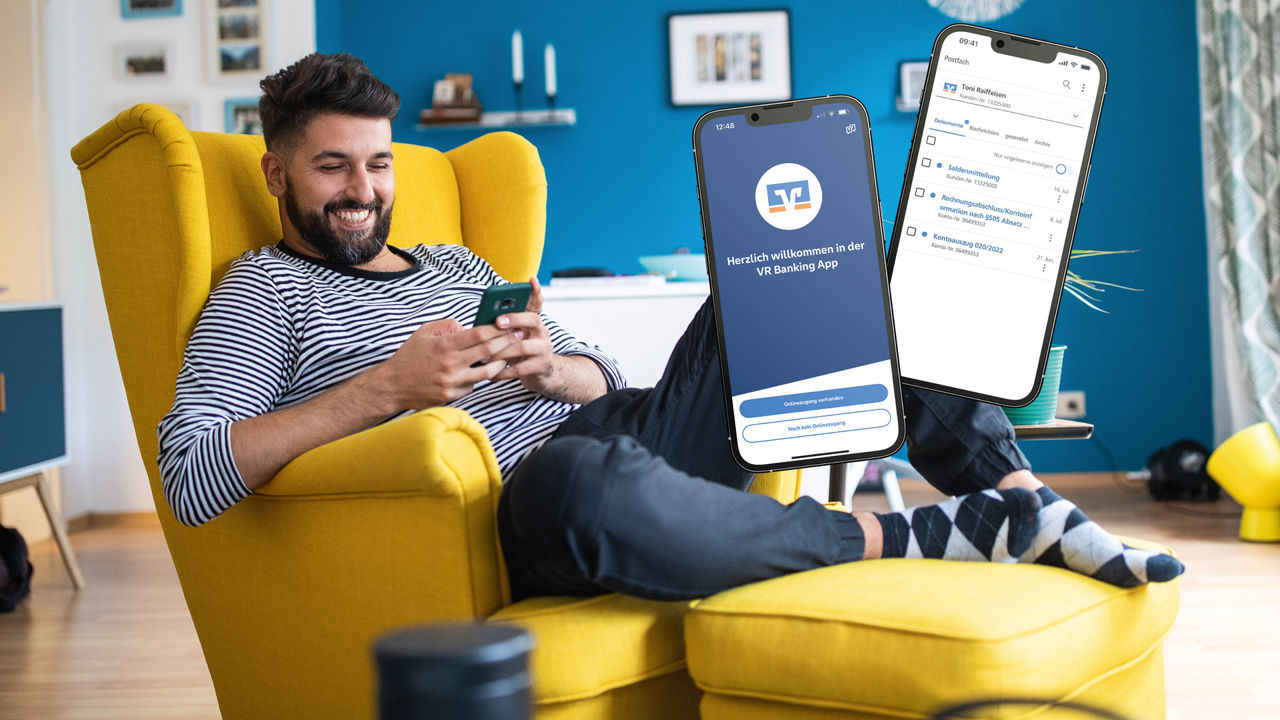Ein junger Mann mit Bart sitzt auf einer gelben Couch und surft am Handy