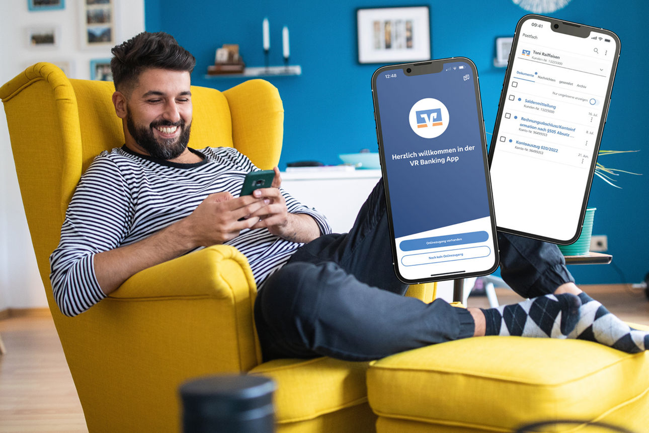 Ein junger Mann mit Bart sitzt auf einer gelben Couch und surft am Handy