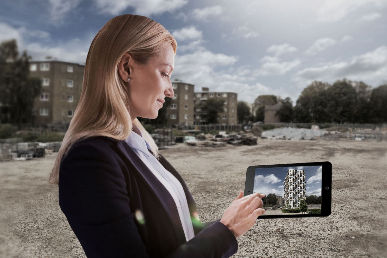 Eine Frau hält ein Tablet in der Hand