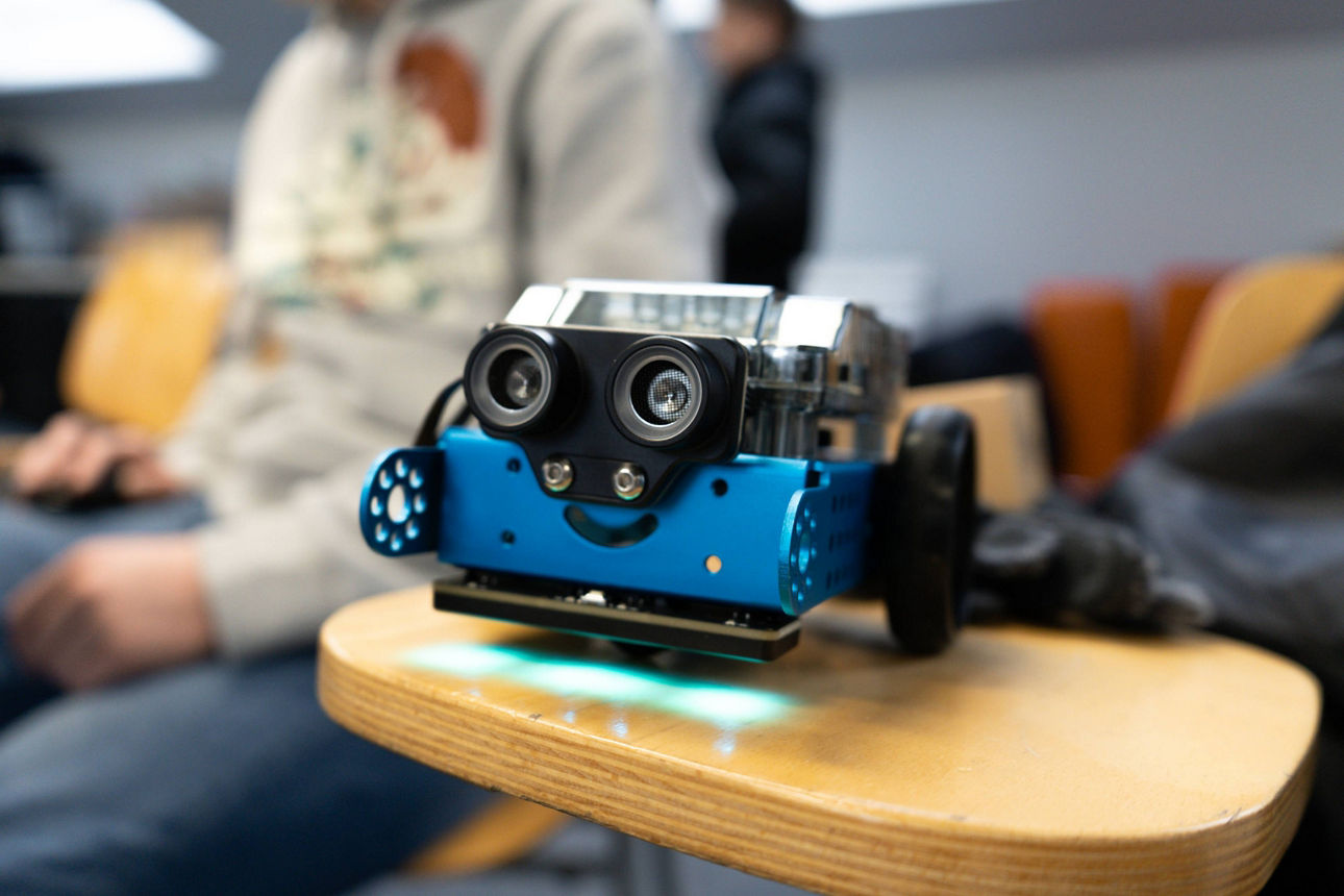 Ein kleiner Roboter steht auf dem Tisch