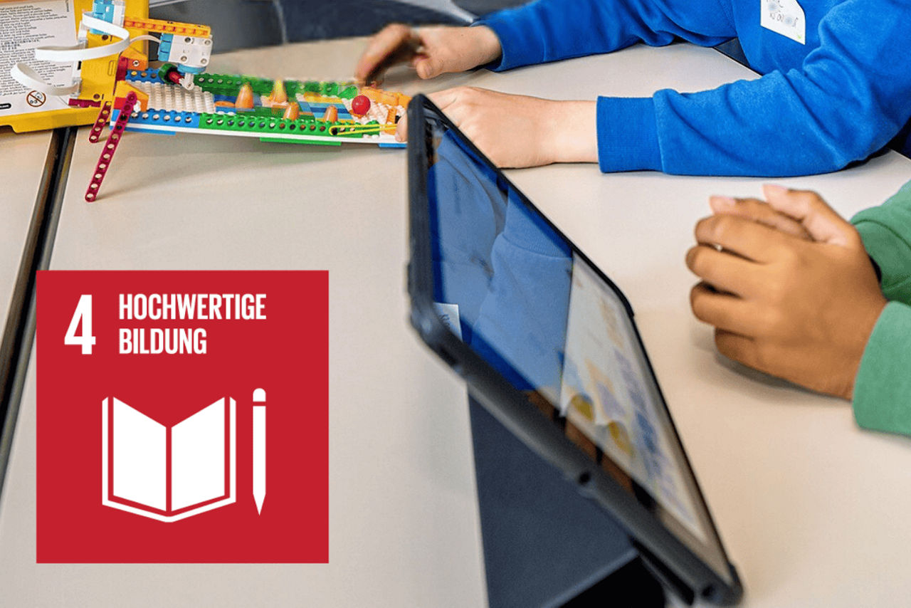 Junge Forscher mit Tablet und Schaltbrett