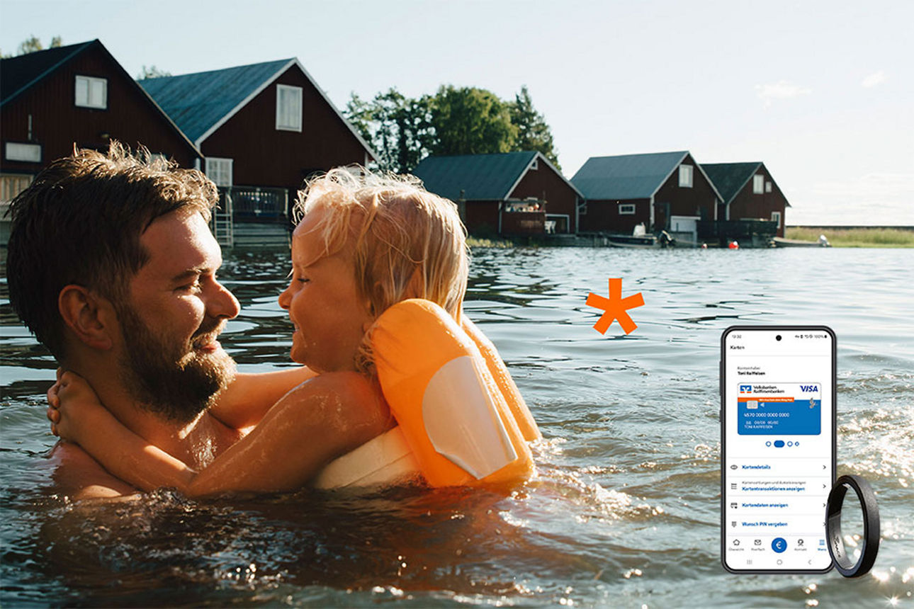 Mann mit Kleinkind mit Schwimmhilfe in einem See. Abbildung von einem Smartphone und einem Wearables-Band im Vordergrund.