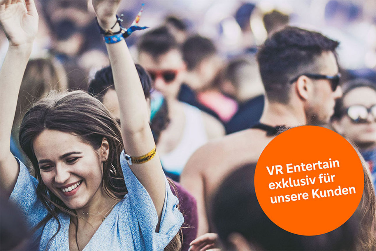 Fröhliche Frau auf einem Festival in einer Menschenmenge