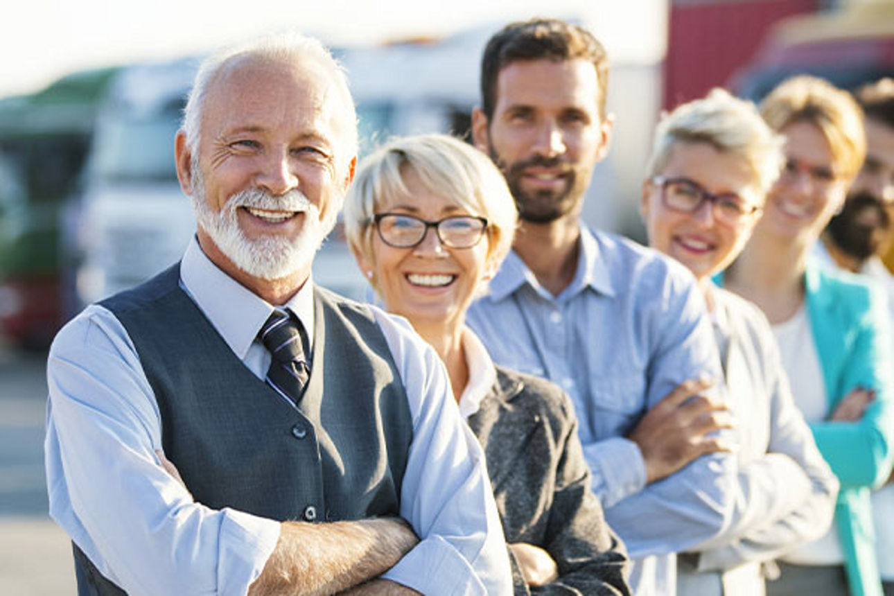 Menschen stehen in einer Reihe