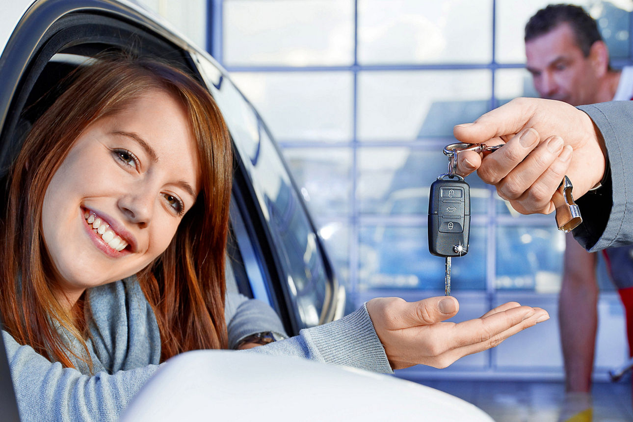 Übergabe des Autoschlüssel an den Fahranfänger