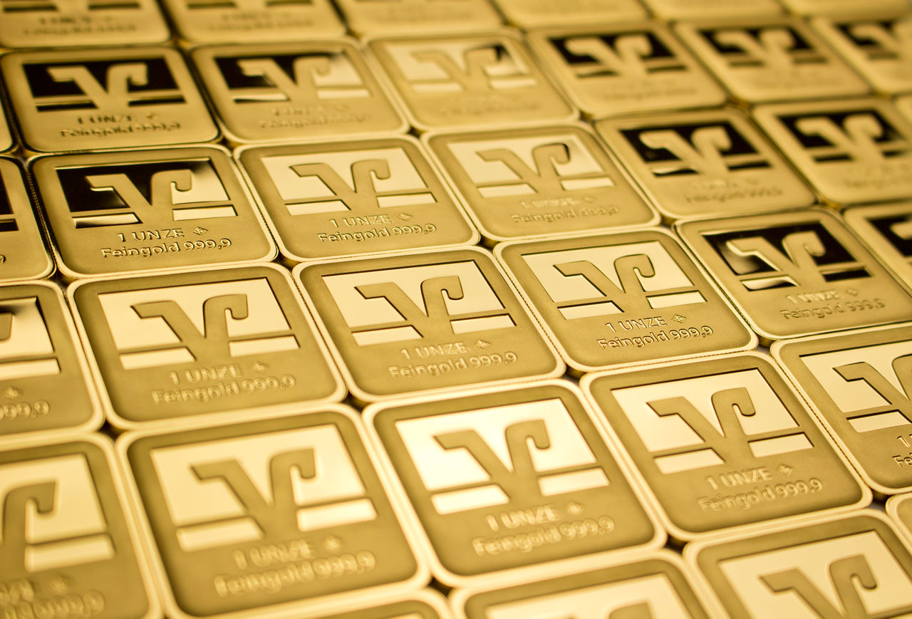 Eine Sammlung von Goldbarren, die jeweils die Aufschrift „1 UNZE Feingold 999,9“ tragen.