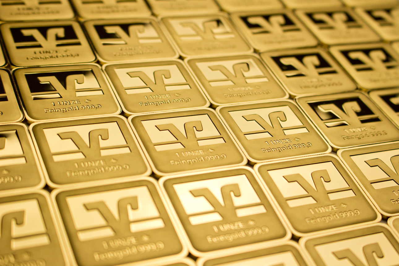 Eine Sammlung von Goldbarren, die jeweils die Aufschrift „1 UNZE Feingold 999,9“ tragen.