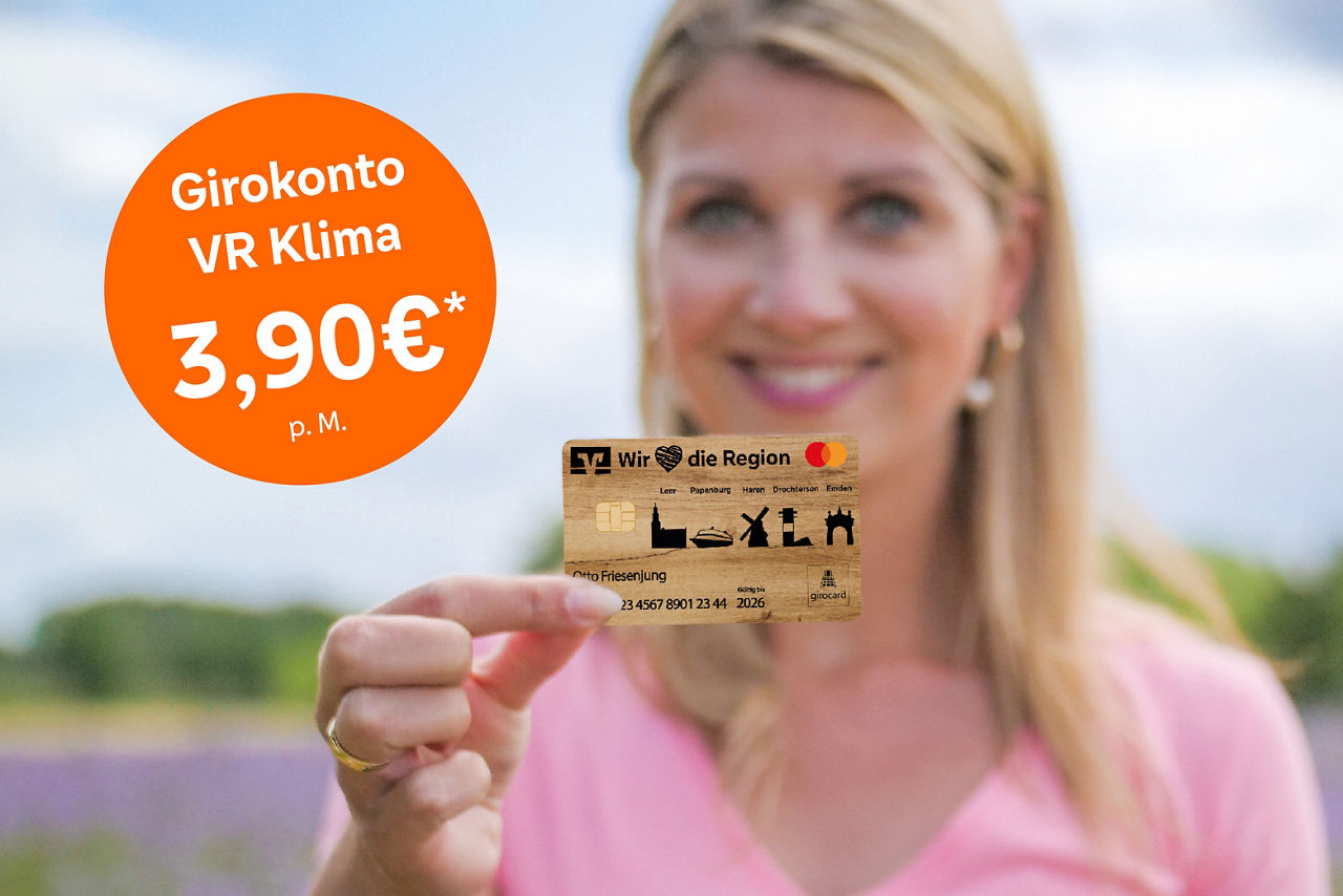 Lächelnde Frau hält Karte aus Holz - VR Klima