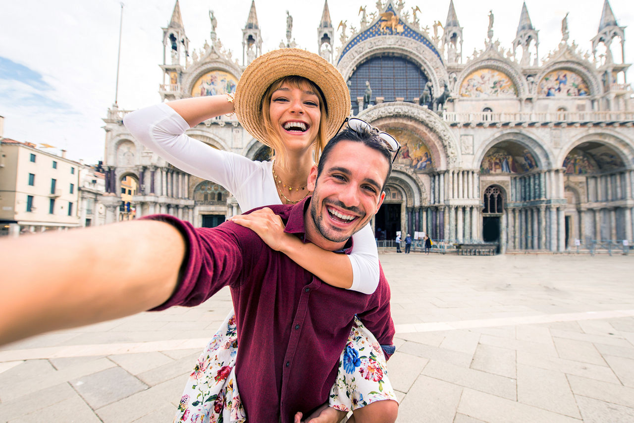Selfiefoto von einem Paar im Urlaub