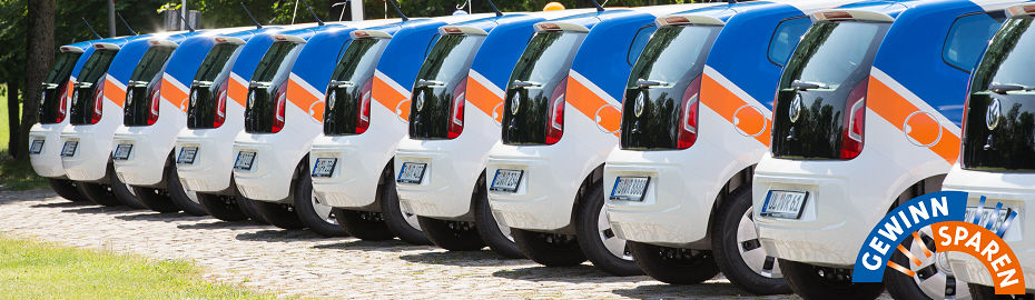 Eine Reihe Kleinwagen mit den VR-Farben (blau/ orange)