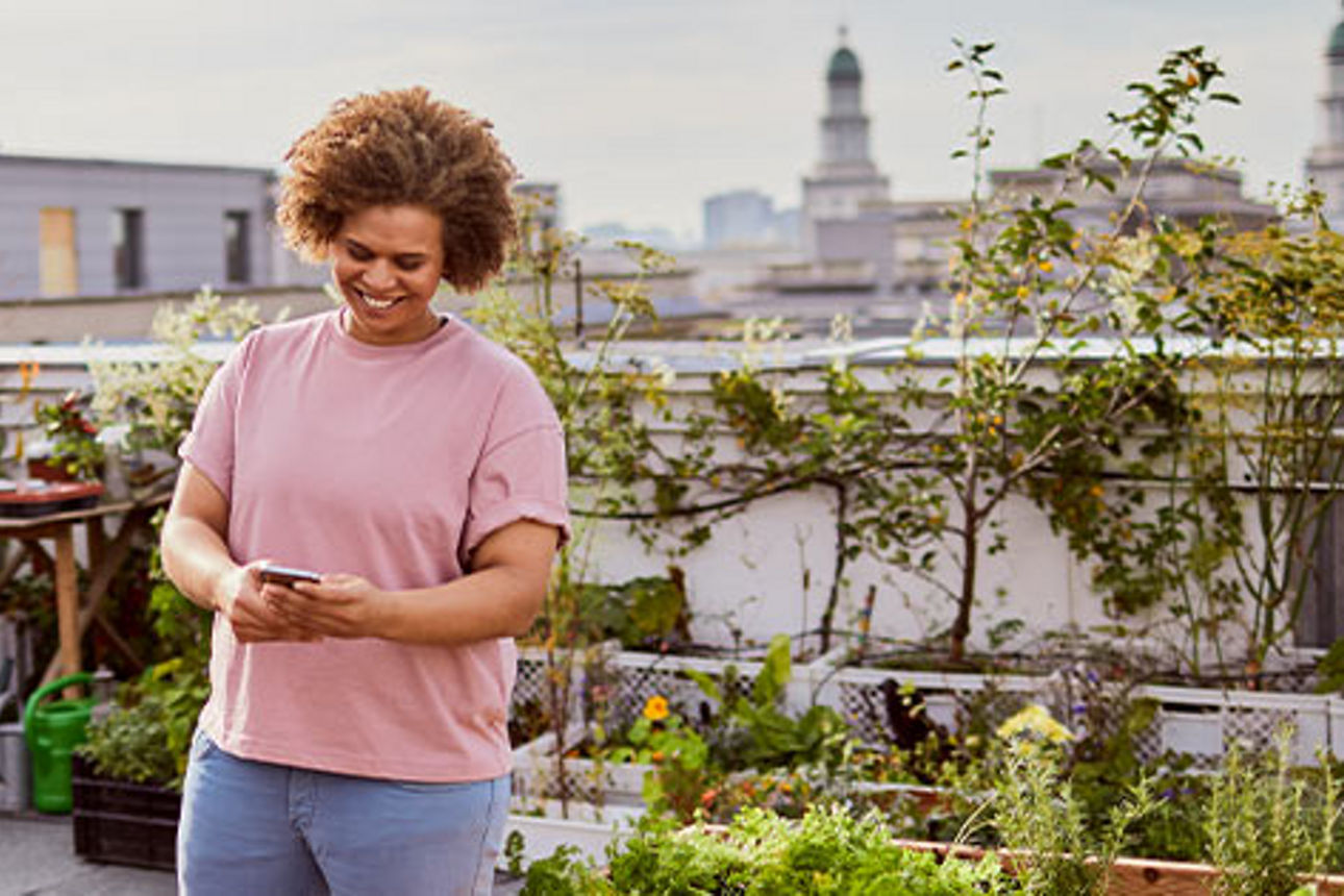 Lachende Frau mit Handy