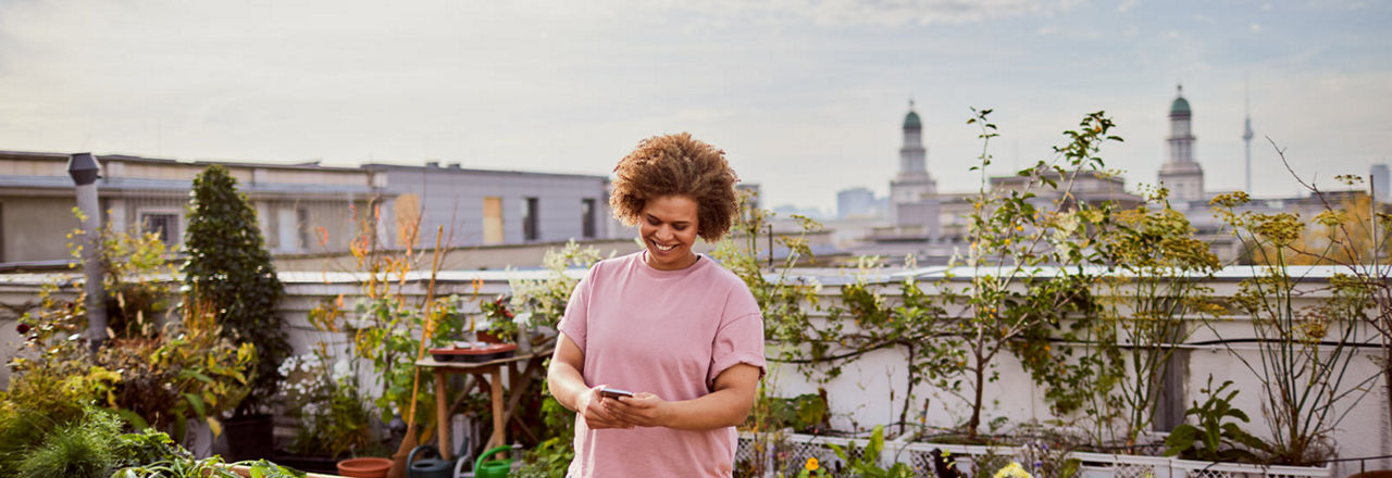 Lachende Frau mit Handy