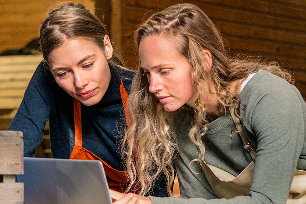 2 junge Frauen informieren sich am notebook über Online Banking